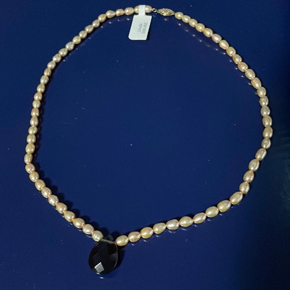 NWT pearl choker necklace with brown tear shaped pendant